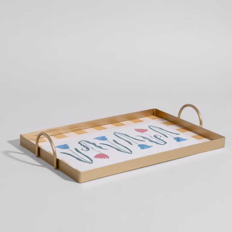 Bandeja decorativa rectangular de metal con diseño floral de Maisons du Monde en color dorado, Ancho: 37 cm