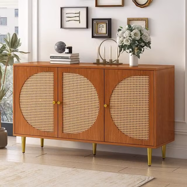 Cómoda moderna REDOM de nogal con 3 puertas de rattan y tiradores metálicos, color marrón, An/P/Al: 129,8 x 40 x 76 cm