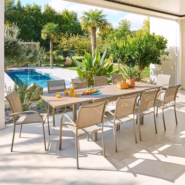 Mesa de jardín extensible Hespéride Piazza de 10 plazas en aluminio café con tablero de vidrio templado efecto madera