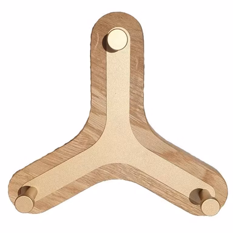Perchero de pared WOODEK con 3 ganchos de metal dorado y panel de roble aceitado en color marrón y beige