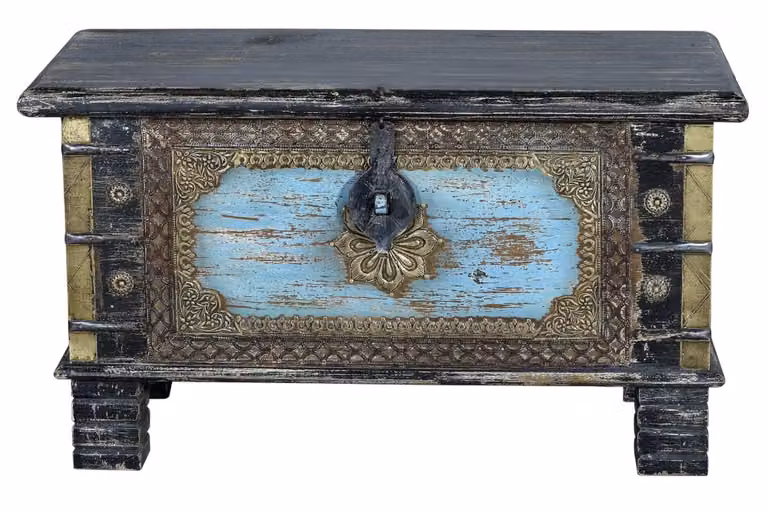 Baúl de madera de mango de Giner y Colomer en color negro envejecido con detalles en azul y bronce