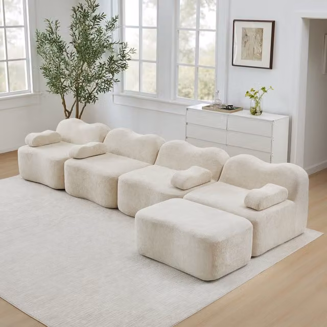Sofá modular de 4 plazas HAUSS SPOLE en terciopelo beige con reposapiés a juego y diseño ondulado moderno para tu salón