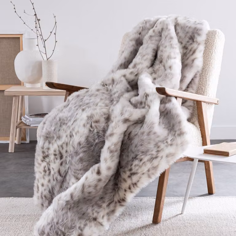 Manta de pelo sintético Maison du Monde con estampado de leopardo de las nieves en gris y beige, An x Al: 150 x 180 cm