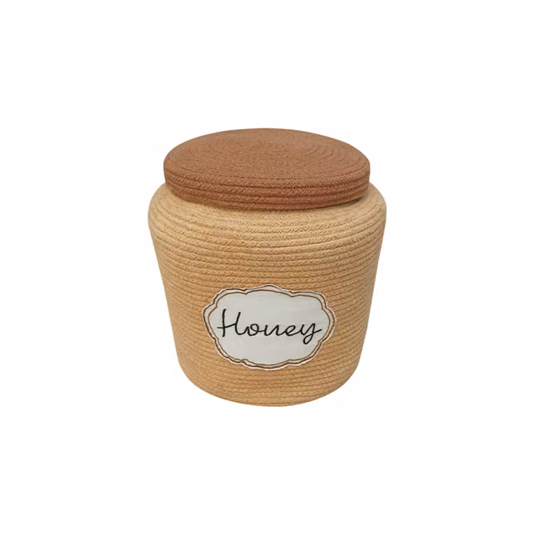 Cesta de mimbre de Lorena Canals con tapa y portatiquetas en colores beige y dorado, An/P/Al: 28 x 27 x 28 cm