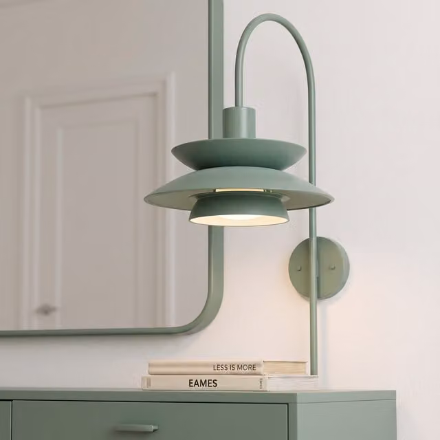 Aplique de pared moderno F-BRIGHT con tulipa metálica y casquillo E27 disponible en negro, blanco, verde o dorado/latón