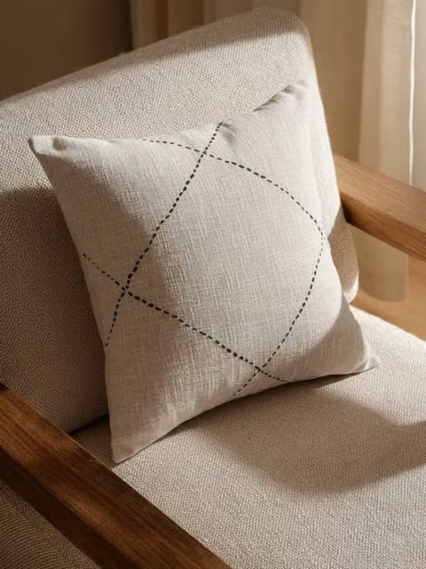 Cojín Duake de Kenay Home con diseño gráfico minimalista en algodón, disponible en blanco, negro o beige, An/P/Al: 45 x 45 x 45 cm