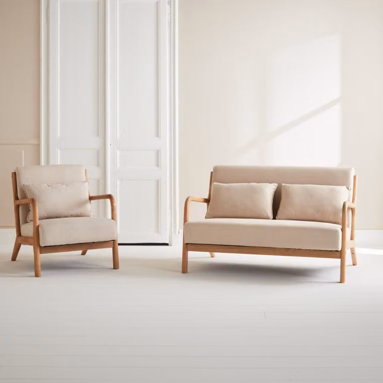 Conjunto de banqueta de 2 plazas y sillón con reposabrazos de Sweeek en tela beige y madera de estilo escandinavo