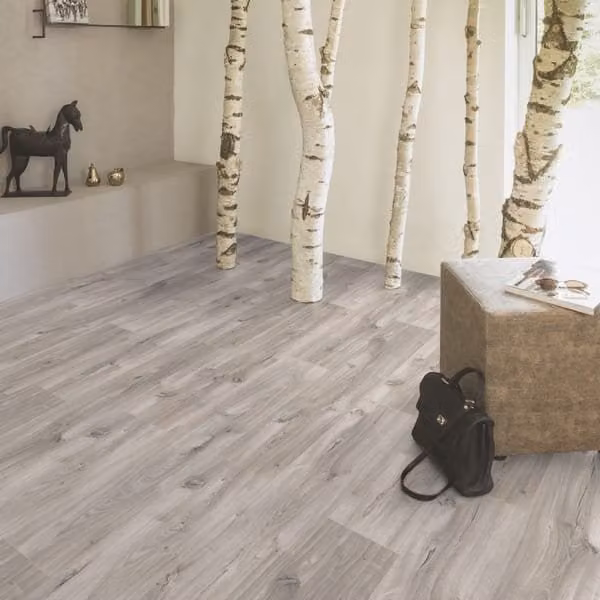 Suelo laminado efecto madera Cooke & Lewis NK34 color gris de 8 mm con sistema click