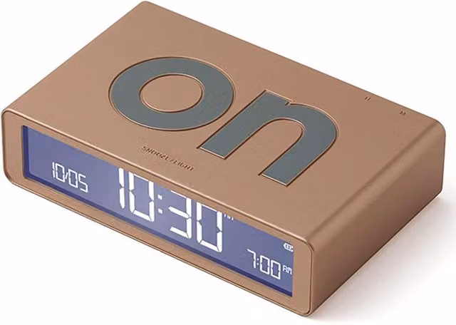 Reloj despertador digital Lexon Flip Classic en color dorado y beige con diseño moderno para mesa