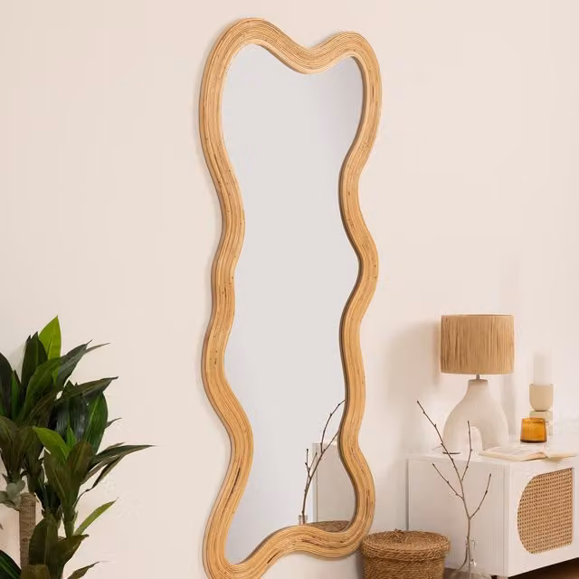 Espejo de forma orgánica Maggie de Atmosphera con marco de ratán beige, An/Al: 179 x 86 cm