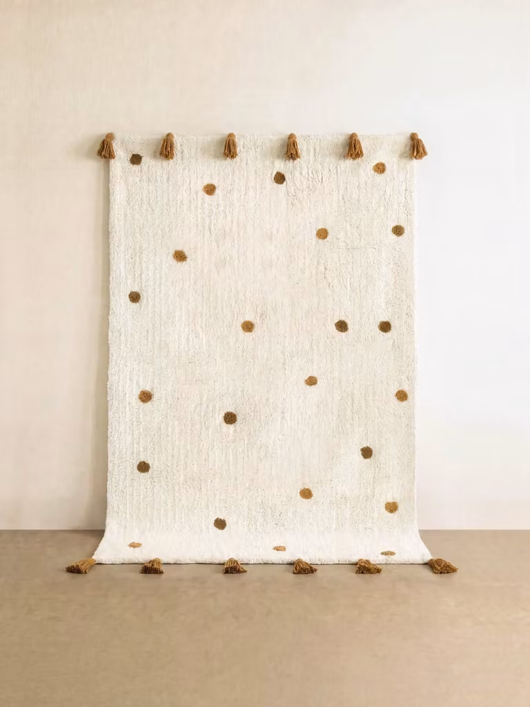 Alfombra infantil Little Dots de Kenay Home en color amarillo con detalles de lunares y flecos, An x Al: 150 x 100 cm