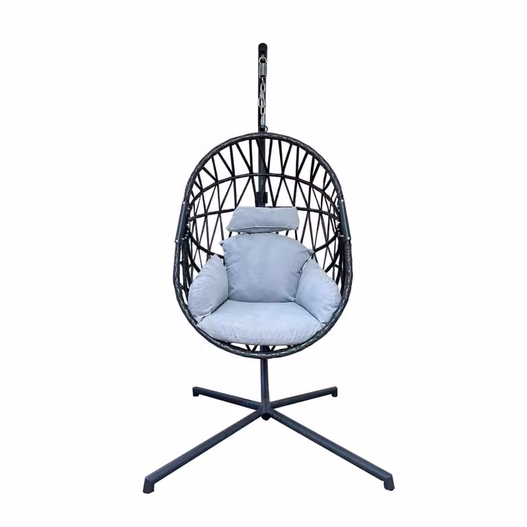 Sillón colgante tipo huevo Mobili Rebecca gris con estructura de acero y ratán para exterior