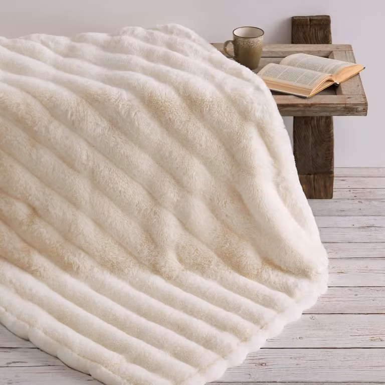 Manta de pelo largo Manterol color beige y blanco, An/P: 140 x 190 cm