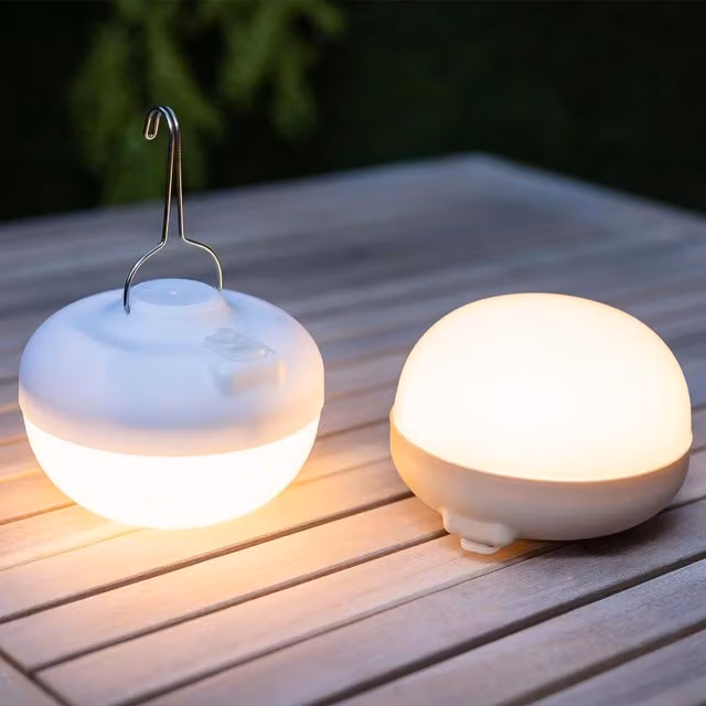 Lámpara de mesa solar Newgarden Cherry blanca con luz LED regulable y protección IP54 para exterior