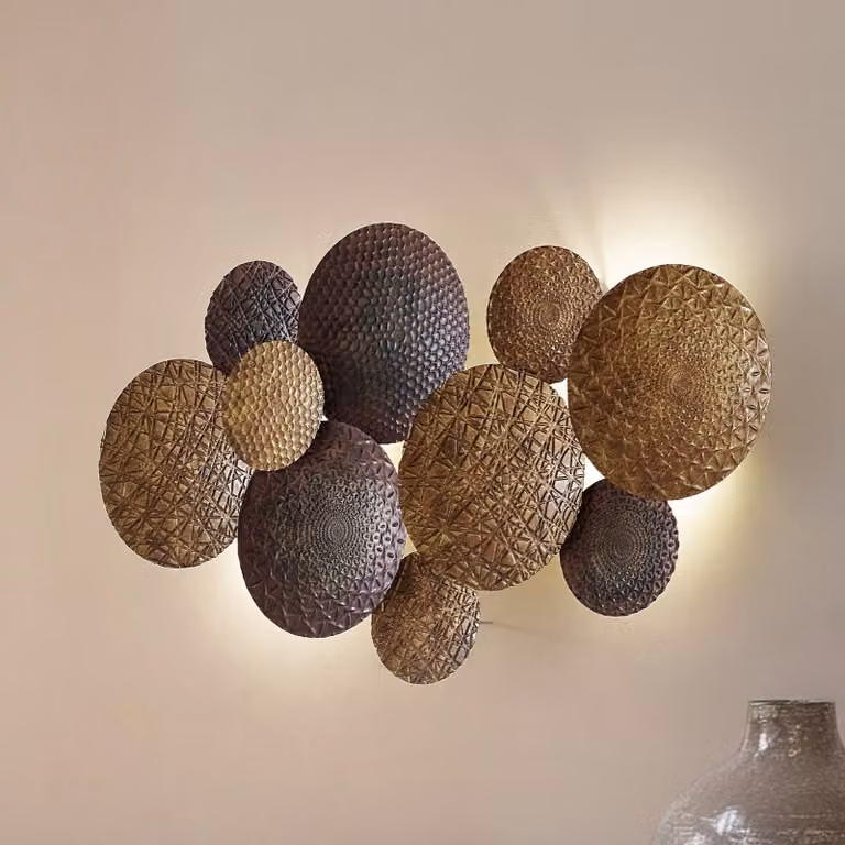Aplique de pared Soraya de Lindby en metal color latón y oro con diseño oriental y luz regulable para tu salón o comedor