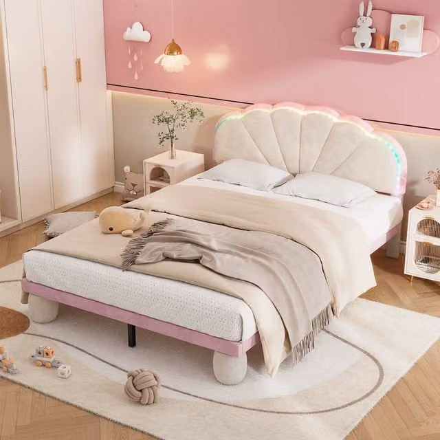 Cama doble tapizada MODENVIE en terciopelo beige con cabecero ondulado y tira de luz multicolor, An/P: 140 x 200 cm
