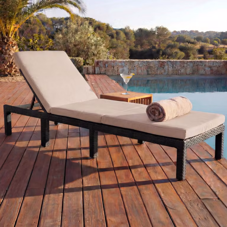 Tumbona de polirratán Mendler HWC-A51 en color gris antracita con cojín beige para jardín o terraza