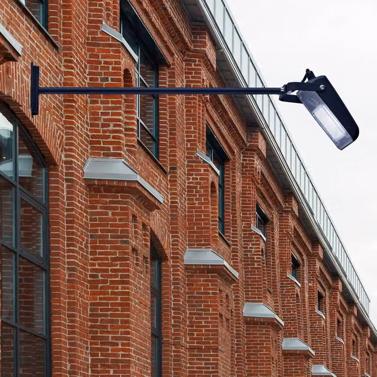 Aplique de pared exterior SEARCHLIGHT LED ajustable en aluminio y plástico negro con pantalla transparente para jardín e IP65