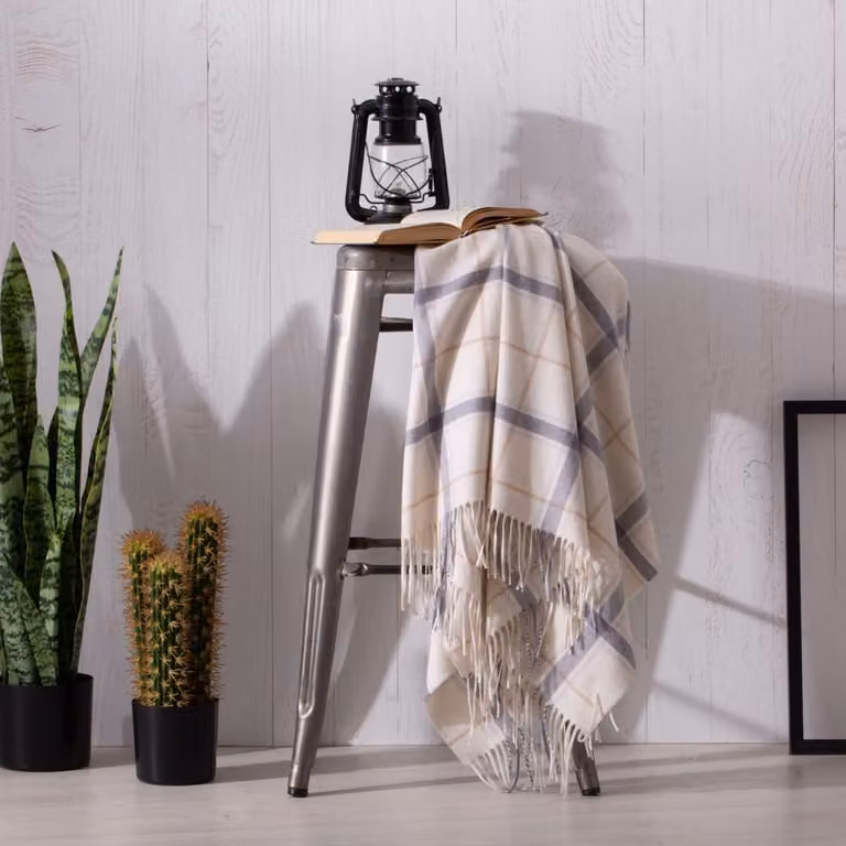 Manta plaid de lana merino Manterol con cuadros en blanco y azul con flecos, An/P: 130 x 170 cm