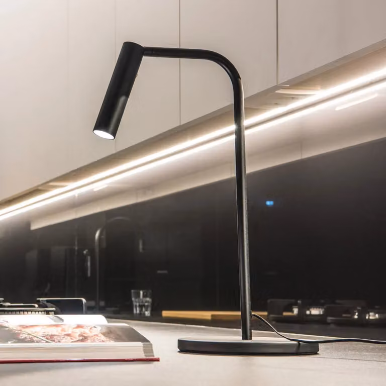 Lámpara de sobremesa LED Karpo de SLV en color negro, ideal para lectura en salón, oficina o dormitorio, con luz blanca cálida de 3000K y diseño ajustable en metal