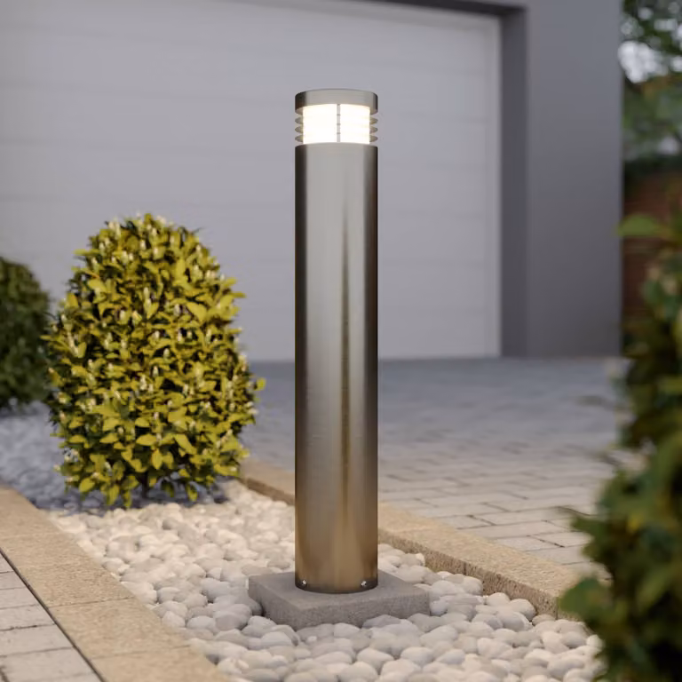 Bolardo luminoso moderno Arcchio de la marca Caramia en color gris y plata, fabricado en aluminio y acero inoxidable resistente al agua salada y con capacidad de atenuación