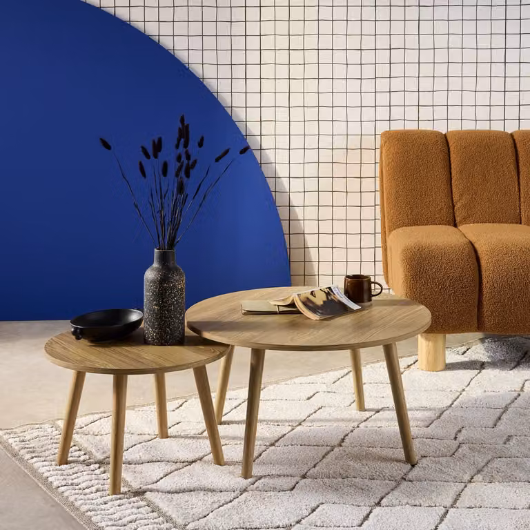 Set de 2 mesas de centro nido redondas Sweeek con efecto madera fresno y estilo escandinavo en color marrón, An/P/Al: 70 x 70 x 38 cm