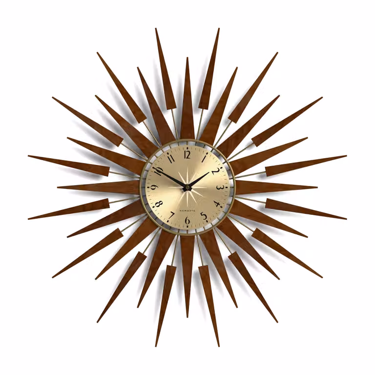 Reloj de pared analógico Newgate estilo mid-century con diseño de rayos de sol en color marrón y materiales de madera y metal