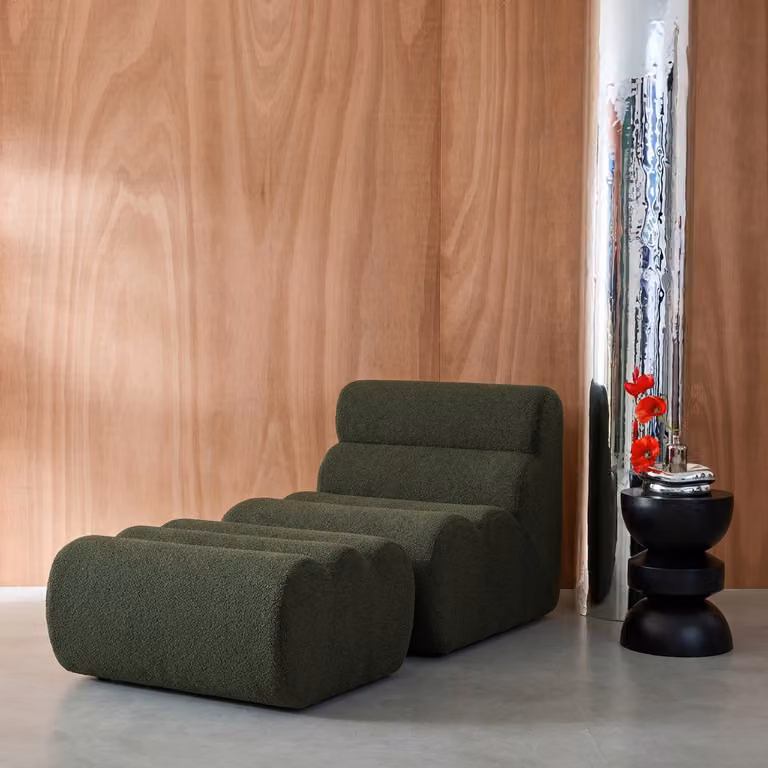 Sillón Nova de SWEEEK con reposapiés en tejido de borreguito verde kaki, An/P/Al: 81 x 99 x 75 cm