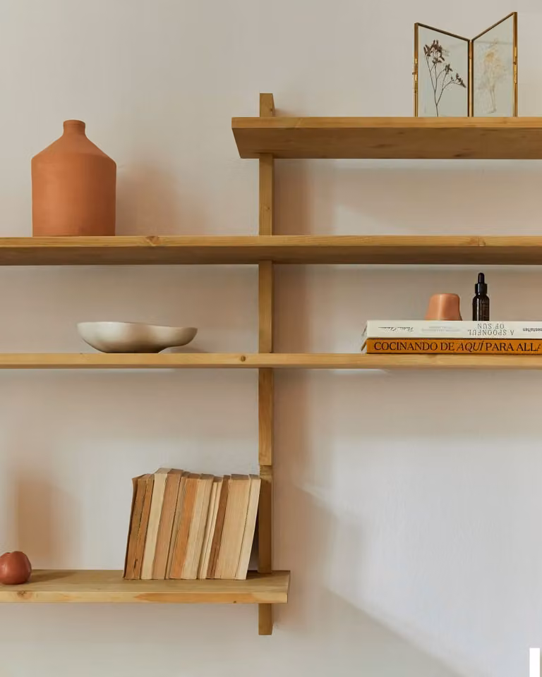 Estantería modular de pared Hannun Aloma de madera de abeto en color marrón con estantes ajustables