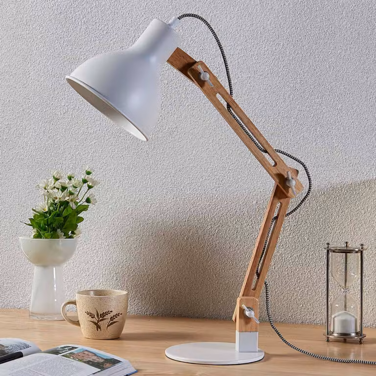 Lámpara de escritorio Shivanja de Lindby en madera y metal blanco con diseño moderno y ajustable para tu oficina o despacho