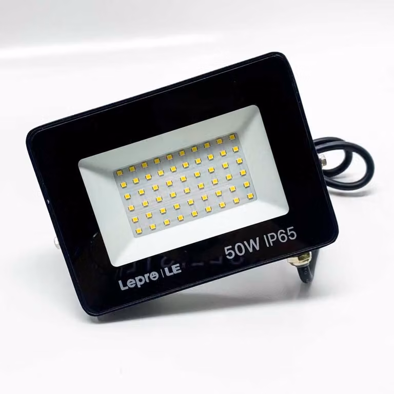 Faro LED Lepro de 50W para exteriores en color negro con 4250 lúmenes, luz blanca fría de 5000K y protección IP65
