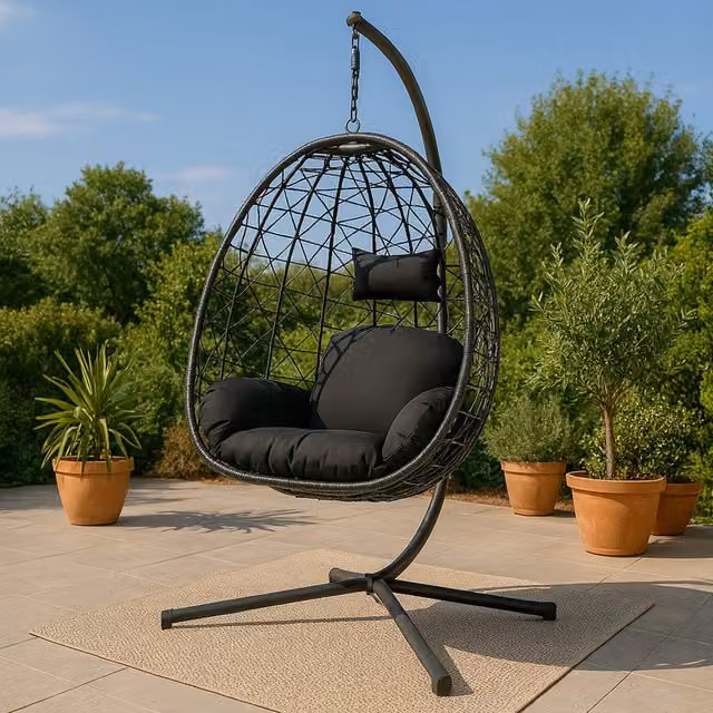 Sillón colgante tipo huevo Cuzco de Concept Usine con efecto ratán negro y estructura de acero para exterior o interior