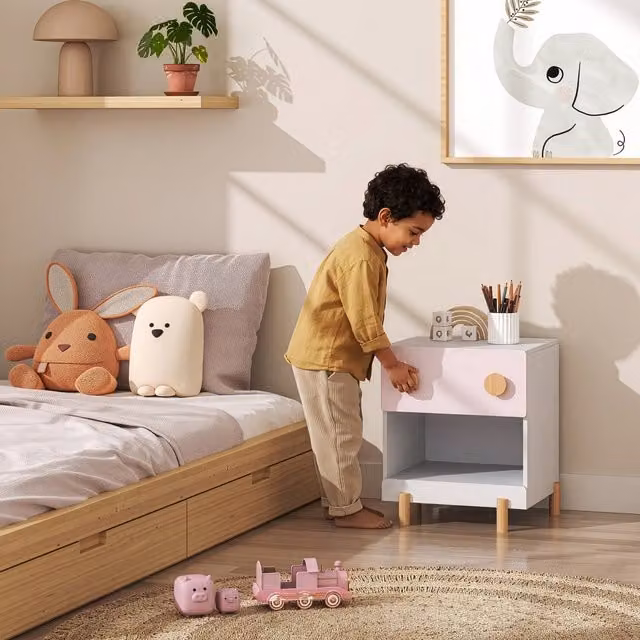 Mesita de noche infantil Vaarentaa de en.casa con un cajón y compartimento, color blanco y rosa, An/P/Al: 47 x 40 x 35 cm