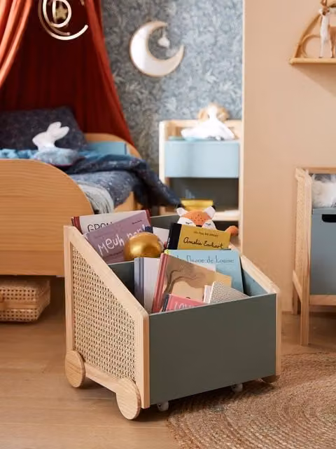 Baúl de almacenaje de mimbre y MDF Vertbaudet en color verde con ruedas