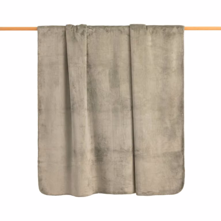 Manta reversible extrasuave Decolores Home en color verde army, confeccionada en microfibra de felpa y sherpa, An/P/Al: 150 x 200 cm