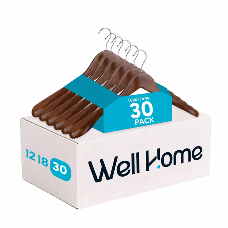 Set de 30 perchas de madera WELLHOME color marrón con hombros contorneados, gancho giratorio y diseño de ahorro de espacio