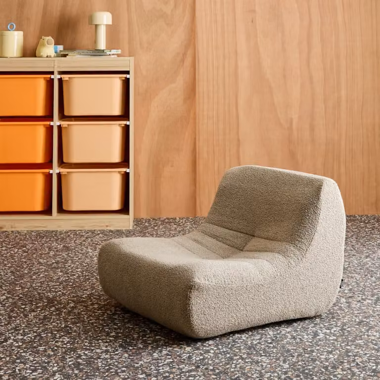 Sillón infantil de una plaza Sweeek con tejido borreguito texturado en color beige