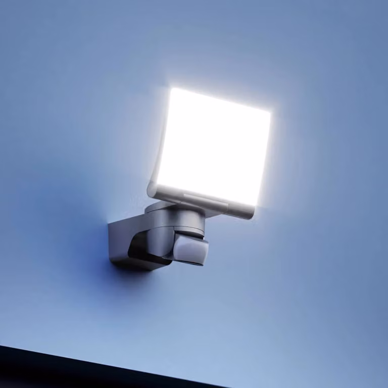 Foco exterior LED Steinel XLED Home 2 XL S con sensor de movimiento, color negro, diseño moderno y protección IP44 para jardín