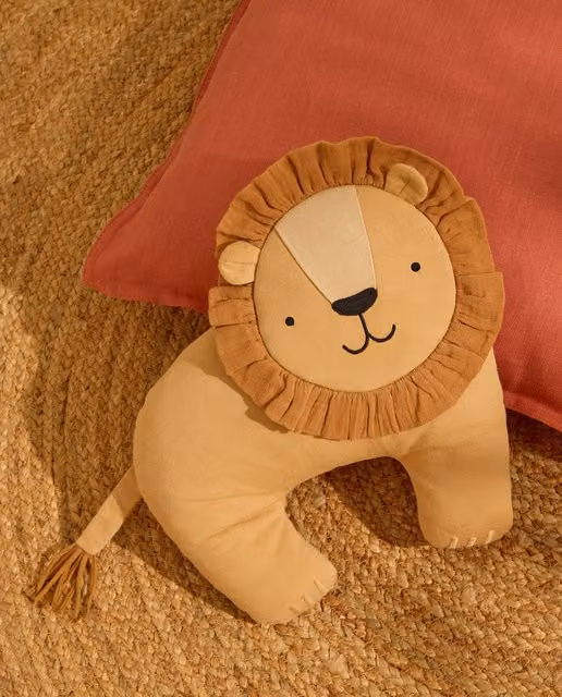 Cojín decorativo infantil Leo de Mini Home en colores marrón y beige con diseño de animales y relleno de fibra hueca y algodón