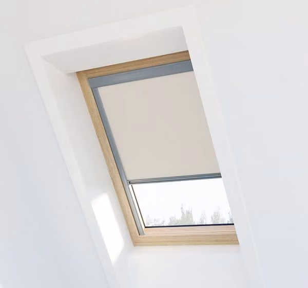 Estor opaco térmico compatible con Velux MK08 de AvosDim en color beige y marco gris