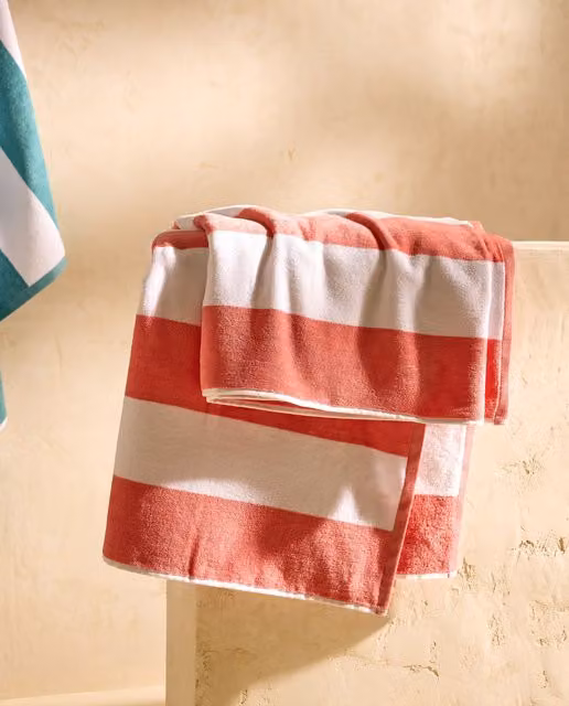 Toalla de playa XL Flota de El Corte Inglés, diseño marítimo a rayas en color coral y composición de algodón