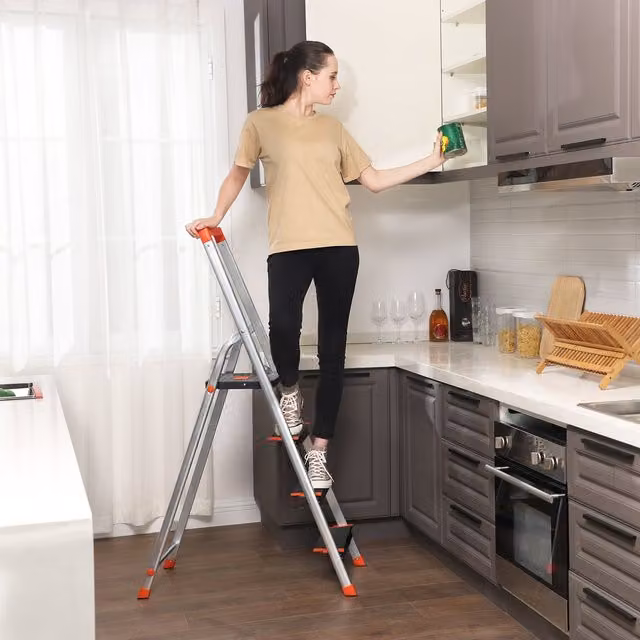 Escalera plegable de aluminio SONGMICS de 4 peldaños con bandeja de herramientas y pies antideslizantes, capacidad 150 kg