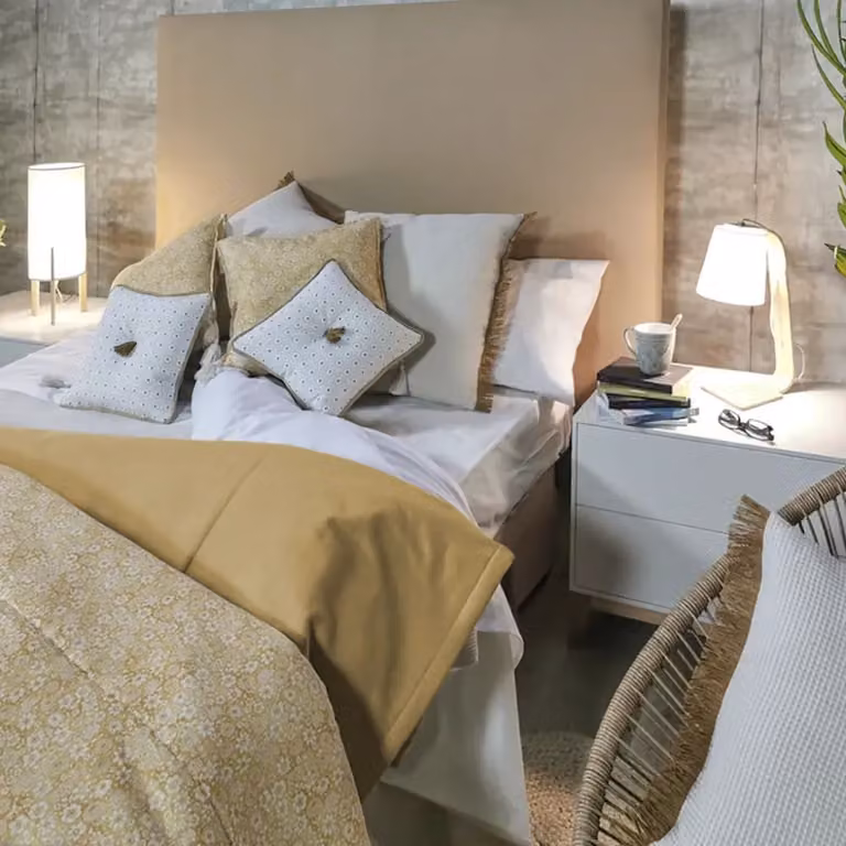 Plaid pie de cama acolchado liso TAPIDECOR en beige y amarillo de algodón para camas de 135-150 cm