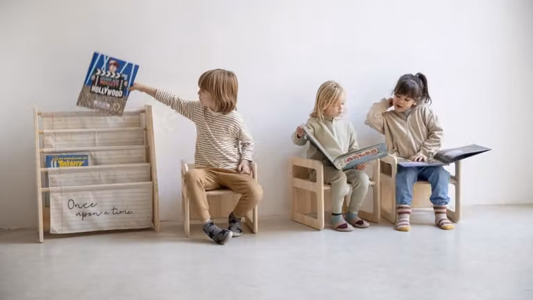 Set de 2 sillas infantiles Montessori de madera de pino color natural de RNT BY REALLY NICE THINGS