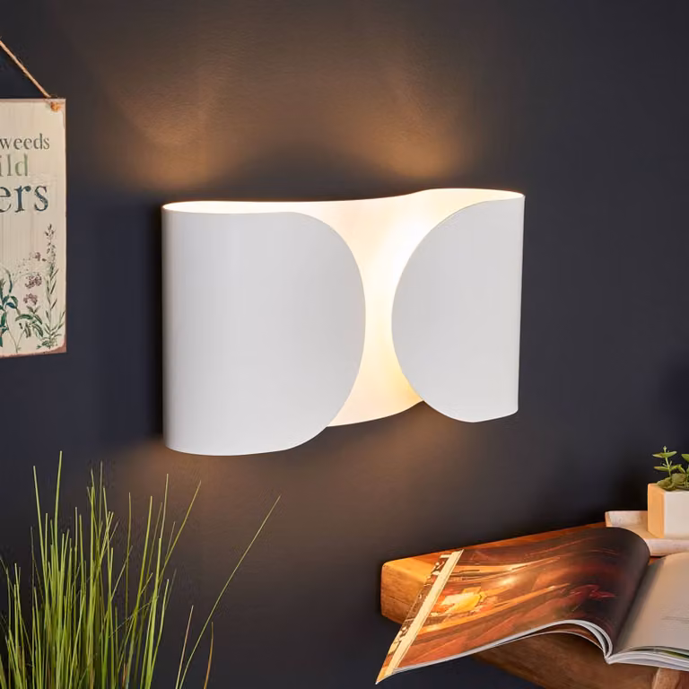 Lámpara de pared Flos Foglio de diseño, atenuable, en color blanco y acabado de metal y vidrio para salón o comedor