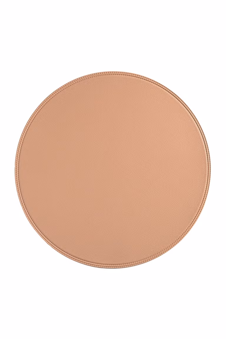 Silla redonda Calma House en color beige de material reciclado y repelente a las manchas con un diámetro de 38 cm