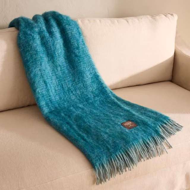 Manta decorativa Diana de Mantas Ezcaray en color verde turquesa con flecos de lana y mohair, An/P/Al: 200 x 135 cm