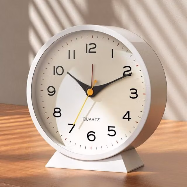 Reloj Despertador Analógico XISRENS de Estilo Retro en Metal Blanco con Luz Nocturna y Mecanismo Silencioso de Cuarzo para Mesa