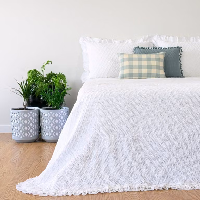 Colcha de algodón blanca con volantes Casa da Laura para verano