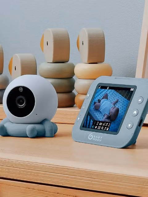 Vigilabebés con vídeo y audio Babymoov Yoo Roll de 3,5 pulgadas en color blanco con visión nocturna y comunicación bidireccional